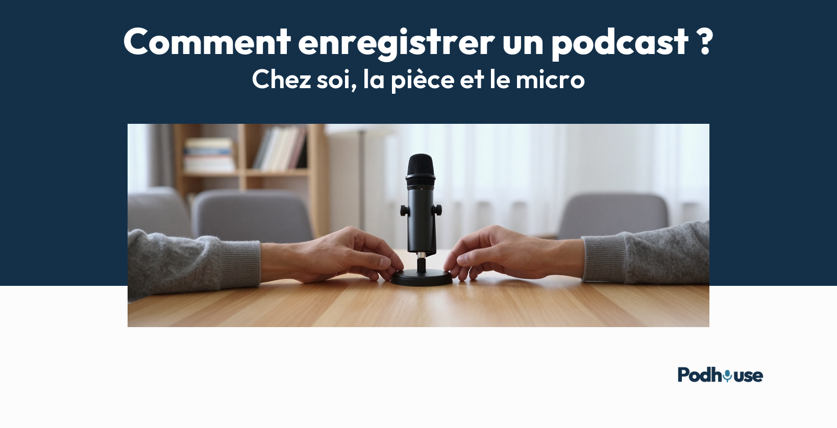 Deux mains règlent un micro sur une table, dans une pièce meublée : enregistrer un podcast chez soi